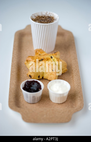 Cappuccino mit Scone auf Tablett Stockfoto