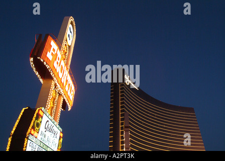 Das Wynn Hotel und das Frontier Hotel eines der neuesten gegenüber eines der ältesten Hotels am Strip Stockfoto
