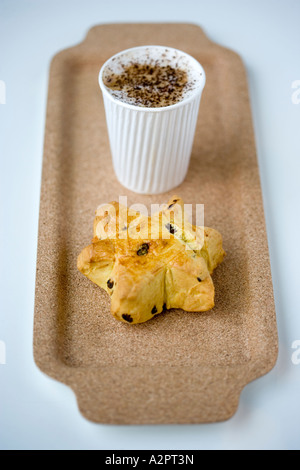 Cappuccino mit Scone auf Tablett Stockfoto