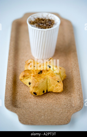 Cappuccino mit Scone auf Tablett Stockfoto