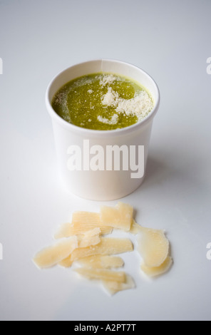 Erbsensuppe mit Parmesan Flocken Stockfoto
