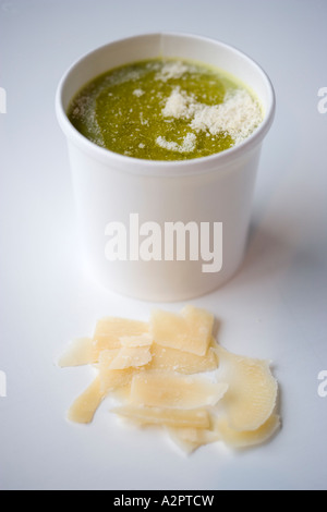 Erbsensuppe mit Parmesan Flocken Stockfoto
