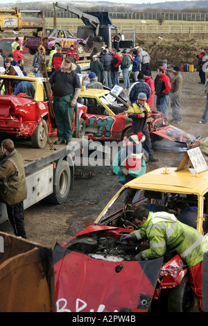 Befestigung Stockcars zwischen Rassen, Nutts Ecke Raceway, Nordirland Stockfoto