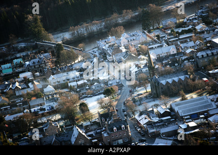 Eine Luftaufnahme Bild von Ballater, Royal Deeside, Schottland im Winter. Stockfoto