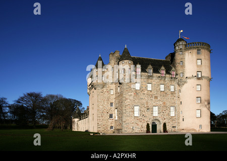 Landschaftsbild von Castle Fraser in der Nähe von Aberdeen Scotland an einen leuchtenden Herbsttag mit blauem Himmel. Stockfoto