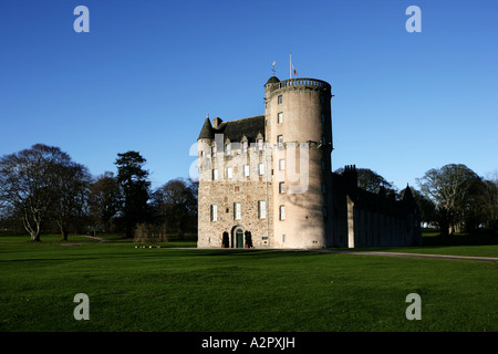 Landschaftsbild von Castle Fraser in der Nähe von Aberdeen Scotland an einen leuchtenden Herbsttag mit blauem Himmel. Stockfoto