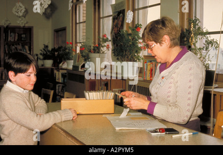 Erstklässler auschecken ein Buch. St. Paul, Minnesota Stockfoto