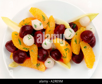 Orange-Segmente mit Baby rote Beete und Silberhaut Zwiebeln. Stockfoto