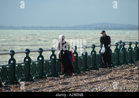 zwei Figuren, Blick auf das Meer an einem stürmischen Tag - Brighton UK Stockfoto