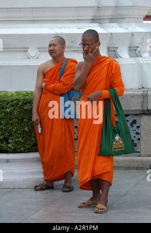 Zwei buddhistische Mönche Besuch des Königspalastes in Bangkok, Thailand Stockfoto