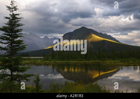 Schwefel gelben Berg Abend Durchbruch Licht über Vermilion Seen kanadischen Rocky Mountains Banff Nationalpark Alberta Kanada Stockfoto