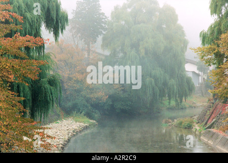 Am frühen Morgen mit Blick auf den Fluss in Takayama, Japan Stockfoto