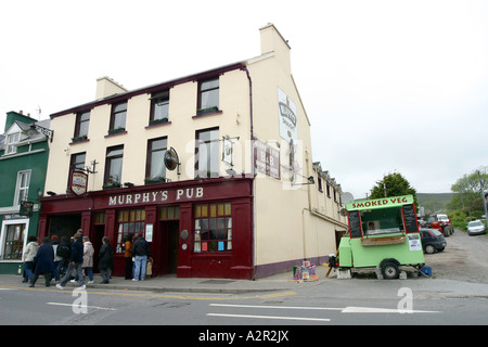 Murphys Pub auf der Hauptstraße in Dingle Irland neben geräucherte Gemüse stall Stockfoto