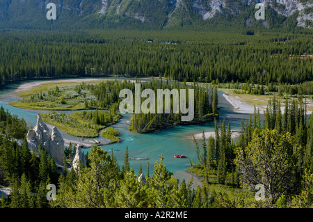 Wildwasser-rafting am Fluss Bug Banff mit Hoodoos am Mount Rundle Alberta Kanada Stockfoto