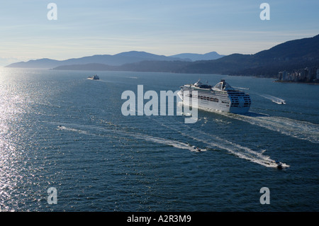 Kreuzfahrtschiff verlassen Burrard Inlet West Vancouver Pazifik für Alaska Stockfoto