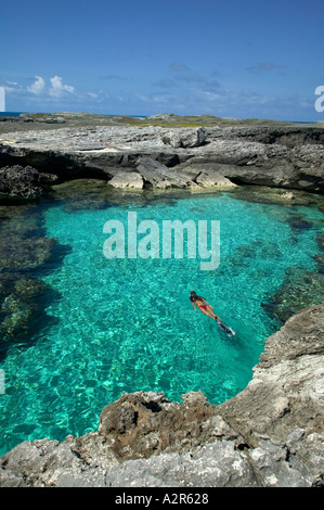 Frau im Swimming Hole Cay Sal Bank Bahamas Inseln Schnorcheln Stockfoto