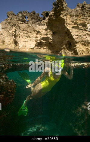 Frau in Öffnung im Insel Elbow Cay Cay Sal Bank Bahamas-Inseln Stockfoto