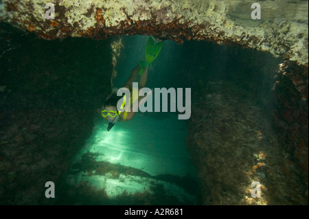 Frau im Eingang, Elbow Cay Cay Sal Bank Bahamas-Inseln Stockfoto