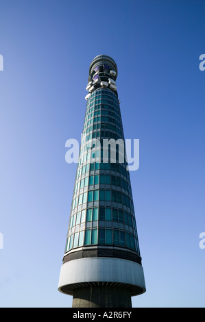 voller Länge Blick auf BT-Telekom-Turm im Zentrum von London vor blauem Himmel Stockfoto