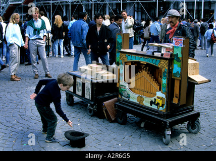 Eine geschäftige Menschenmenge von Touristen im Ausstellungszentrum Pompidou mit riesigen blauen Klimakanälen Place Georges Pompidou, Paris, Frankreich. Stockfoto