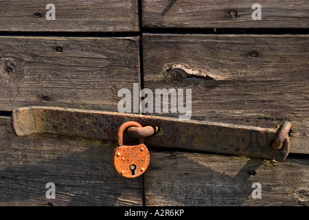 Rusty Padlock auf einer alten Tür Stockfoto