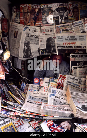 Paris Avenue Champs Elysees News Zeitung Frankreich Stockfoto