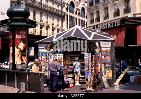 Paris Avenue Champs Elysees Buchhandlung Zeitung Stockfoto