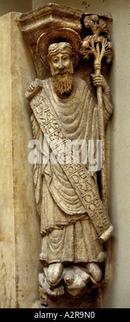 Prophet Jesaja hält eine Schriftrolle, Stamm-Jesse-Portal der Abtei Sainte-Foy in Conques, 12. Jahrhundert, Cité de l'Architecture et du Patrimoine Stockfoto