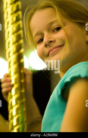 Ein zehnjähriges Mädchen reitet auf einer Merry Go Round California Vereinigte Staaten von Amerika Stockfoto