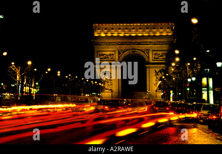 Der Arc de Triomphe und den Champs Elysees mit Verkehr nachts Paris beschäftigt Stockfoto
