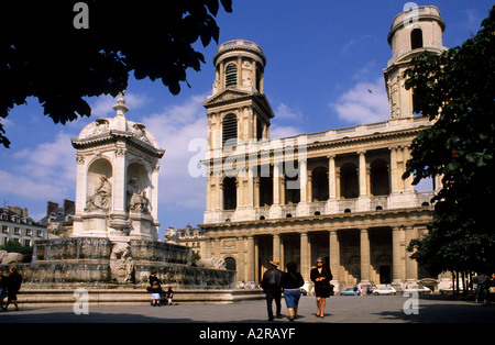 Großen Stil Brunnen in Place Saint Sulpice Paris Frankreich mit Saint-ST-Sulpice-Kirche im Hintergrund Stockfoto