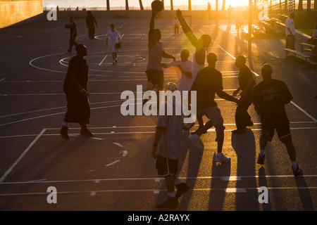 Spielen Sie Basketball auf Außenplätzen Venice Beach Los Angeles Los Angeles County California Vereinigten Staaten von Amerika Stockfoto