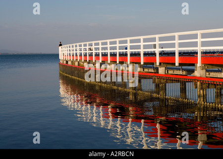 Späten Nachmittag Licht auf bunt bemalte schwimmen Gehäuse Geelong Victoria Australien Stockfoto