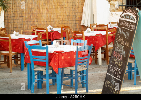 Tabellen in einer engen Straße in Chania, Crete Stockfoto