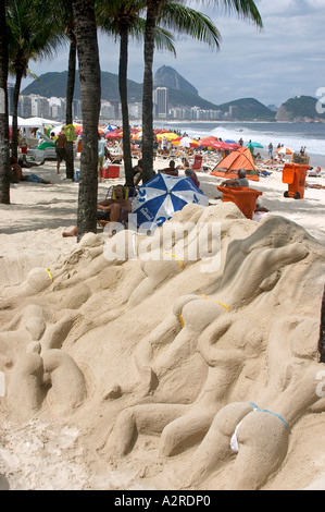 Sandskulpturen von Frauen im Bikini Sonnen Copacabana Strand Rio De Janeiro Brasilien Stockfoto