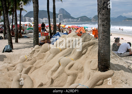 Sandskulpturen von Frauen im Bikini Sonnen Copacabana Strand Rio De Janeiro Brasilien Stockfoto