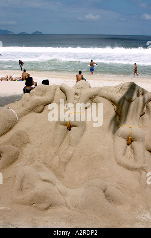 Sandskulpturen von Frauen im Bikini Sonnen Copacabana Strand Rio De Janeiro Brasilien Stockfoto