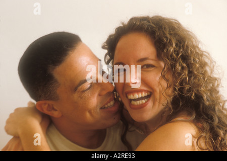 Hispanic Mann küssen gemischt Hispanic Frau Stockfoto