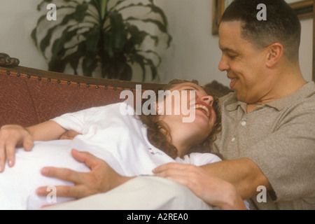 Porträt, schwanger gemischt Hispanic Frau blickte zu hispanischen männlich Stockfoto