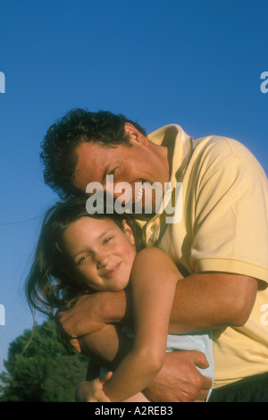 43 Jahre alten Vater umarmt 9 Jahre alte Tochter Stockfoto