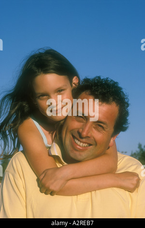 9 Jahre altes Mädchen umarmt ihr 43-jährige Vater Stockfoto