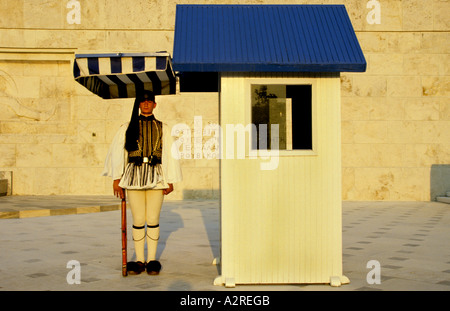 Wachen vor dem Grab des unbekannten Soldaten mit dem alten Palastparlament in Athen Griechenland Stockfoto