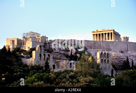Akropolis des Athener Bergkomplexes in Griechenland mit dem Parthenon, dem Propyläen-Tor und den antiken Steinbögen des Odeons des Herodes Atticus Stockfoto