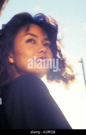 Okinawan Japanerin im Business-Anzug über Schulter Stockfoto