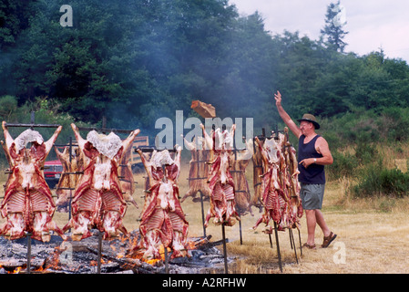 Saturna Island Lamm Grillen, südlichen Gulf Islands, BC, Britisch-Kolumbien, Kanada - jährliche Sommer-Grill an offener Feuerstelle Stockfoto