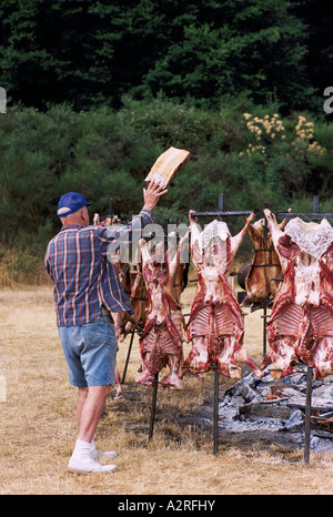 Saturna Island Lamm Grillen, südlichen Gulf Islands, BC, Britisch-Kolumbien, Kanada - jährliche Sommer-Grill an offener Feuerstelle Stockfoto