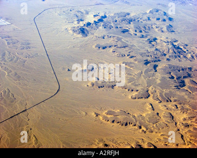 Fliegen Sie über die Sinai-Halbinsel Ägypten Vogelperspektive, dass Vögel Vogelfedern Hügel Bergen Tal Bergkette der Hügel-Landschaft Stockfoto