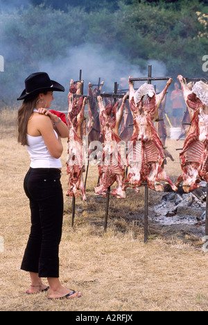 Saturna Island Lamm Grillen, südlichen Gulf Islands, BC, Britisch-Kolumbien, Kanada - jährliche Sommer-Grill an offener Feuerstelle Stockfoto