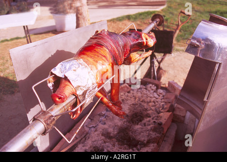Metzgete - Schwein auf ein Drehspieß Spieß aufgespießt und drehen und Rösten über einer offenen Feuerstelle Stockfoto