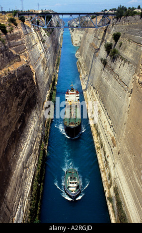 Schlepper Leadingship durch den Kanal von Korinth in Griechenland Stockfoto